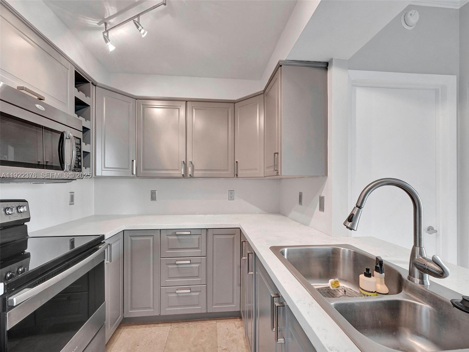 THE METROPOLITAN CONDO - Residential