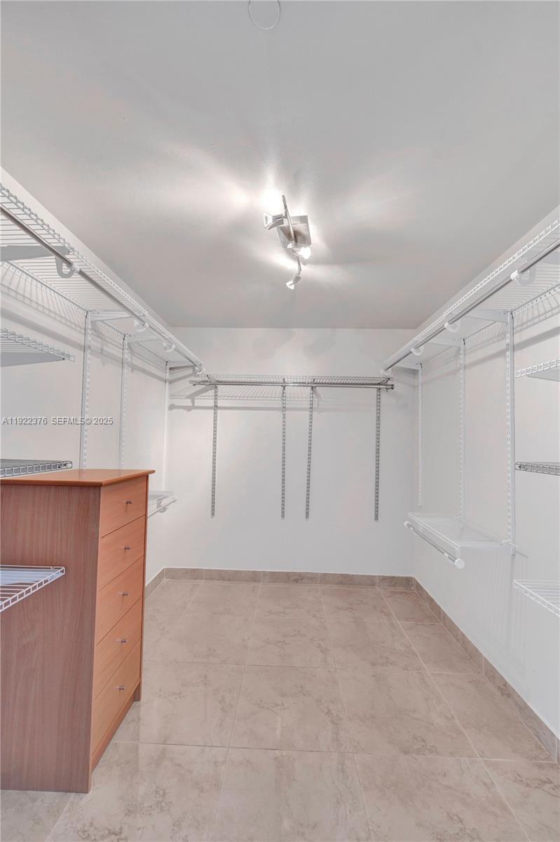 THE METROPOLITAN CONDO - Residential