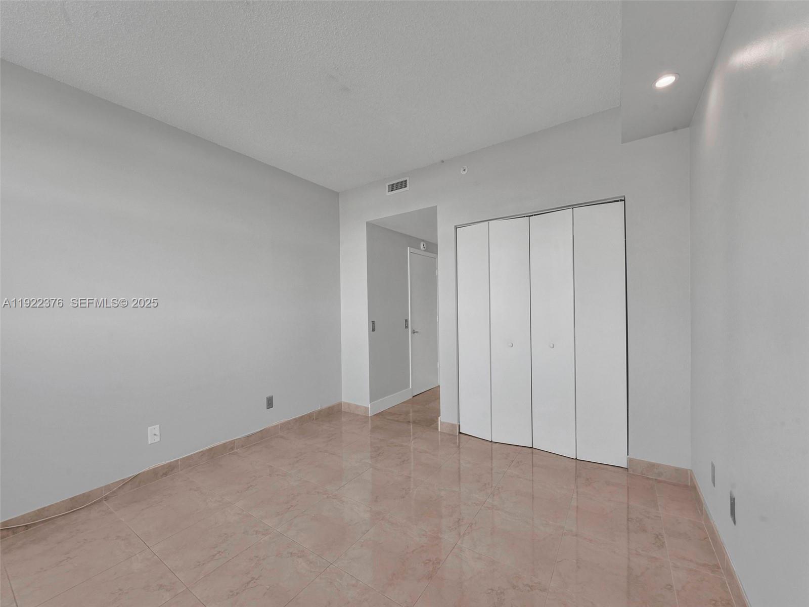 THE METROPOLITAN CONDO - Residential