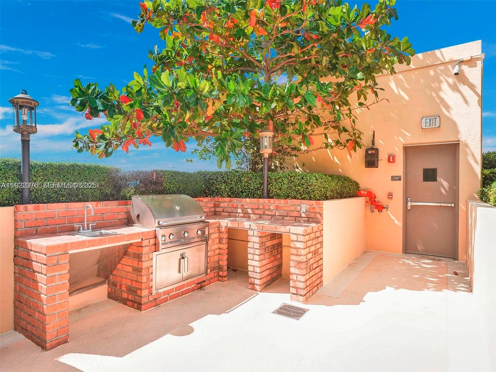 THE METROPOLITAN CONDO - Residential