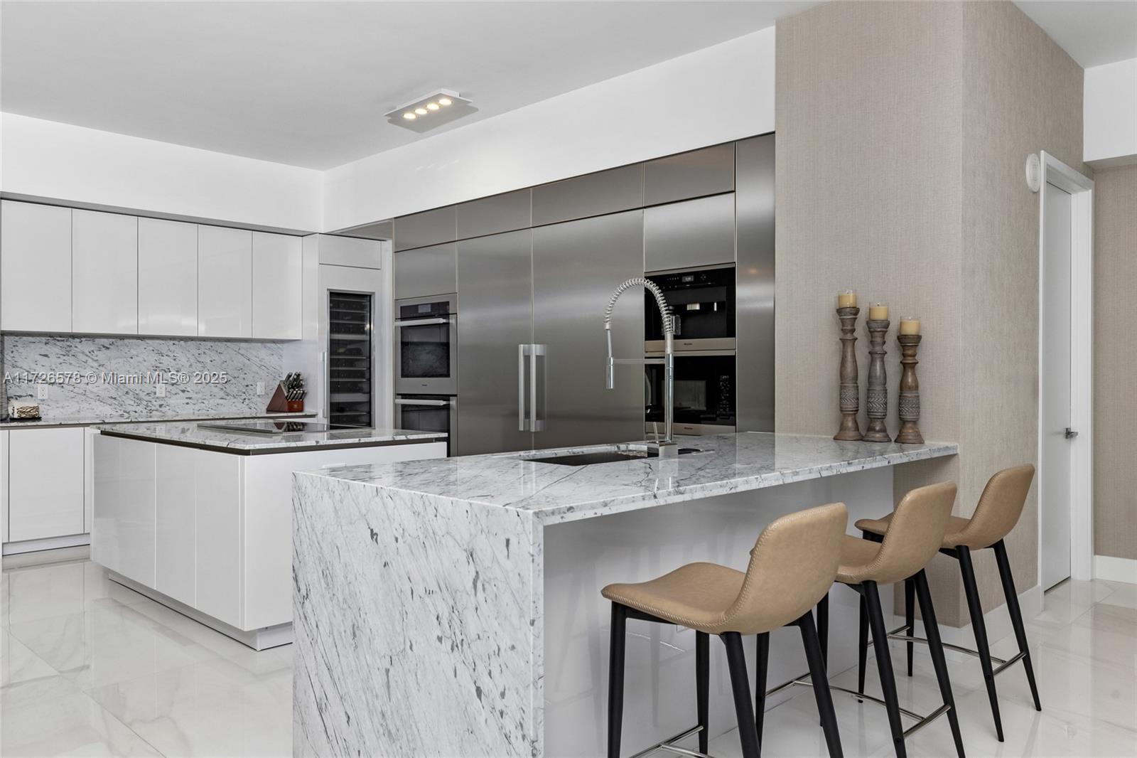 PRIVE CONDO - Residential