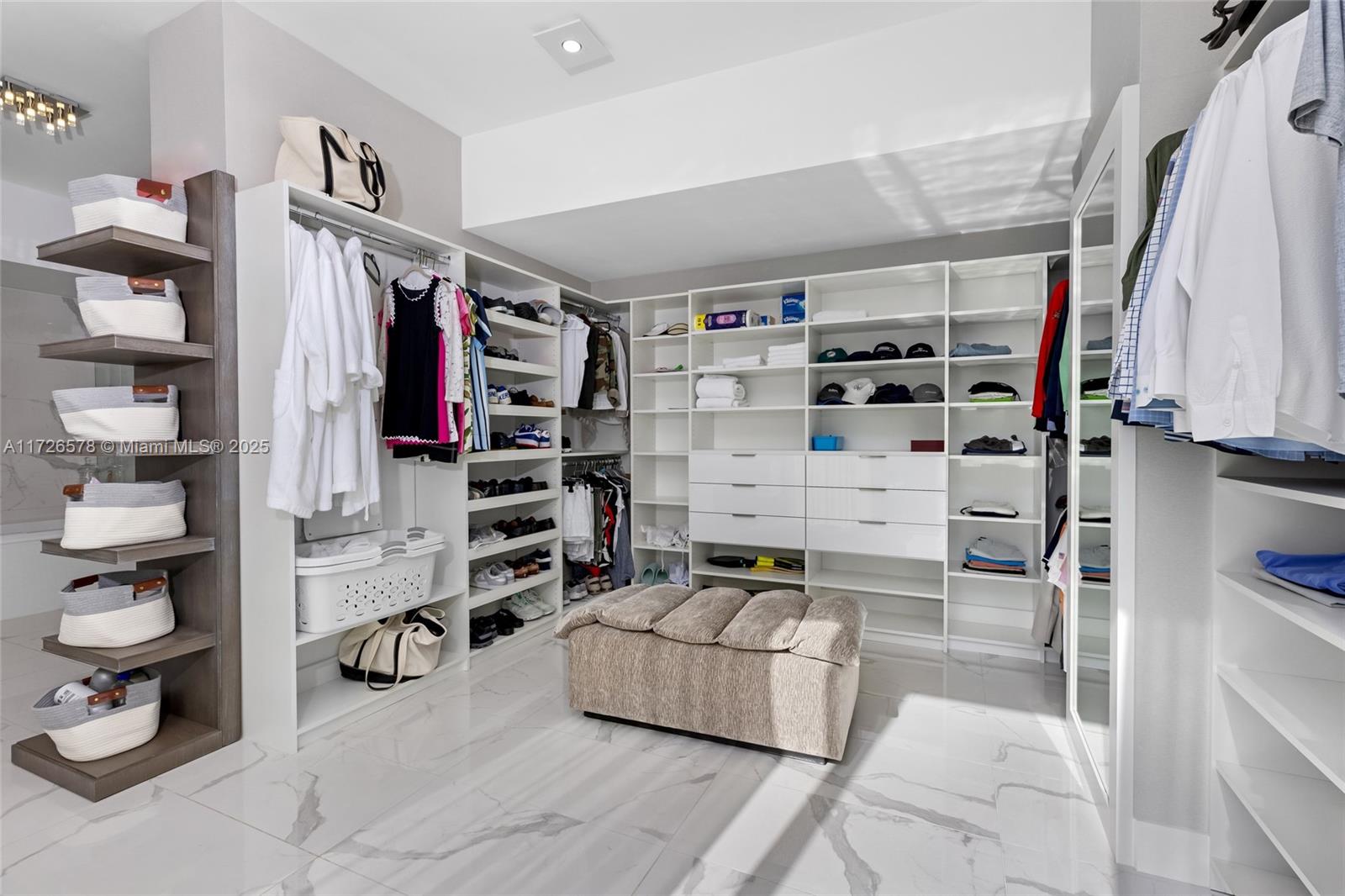 PRIVE CONDO - Residential