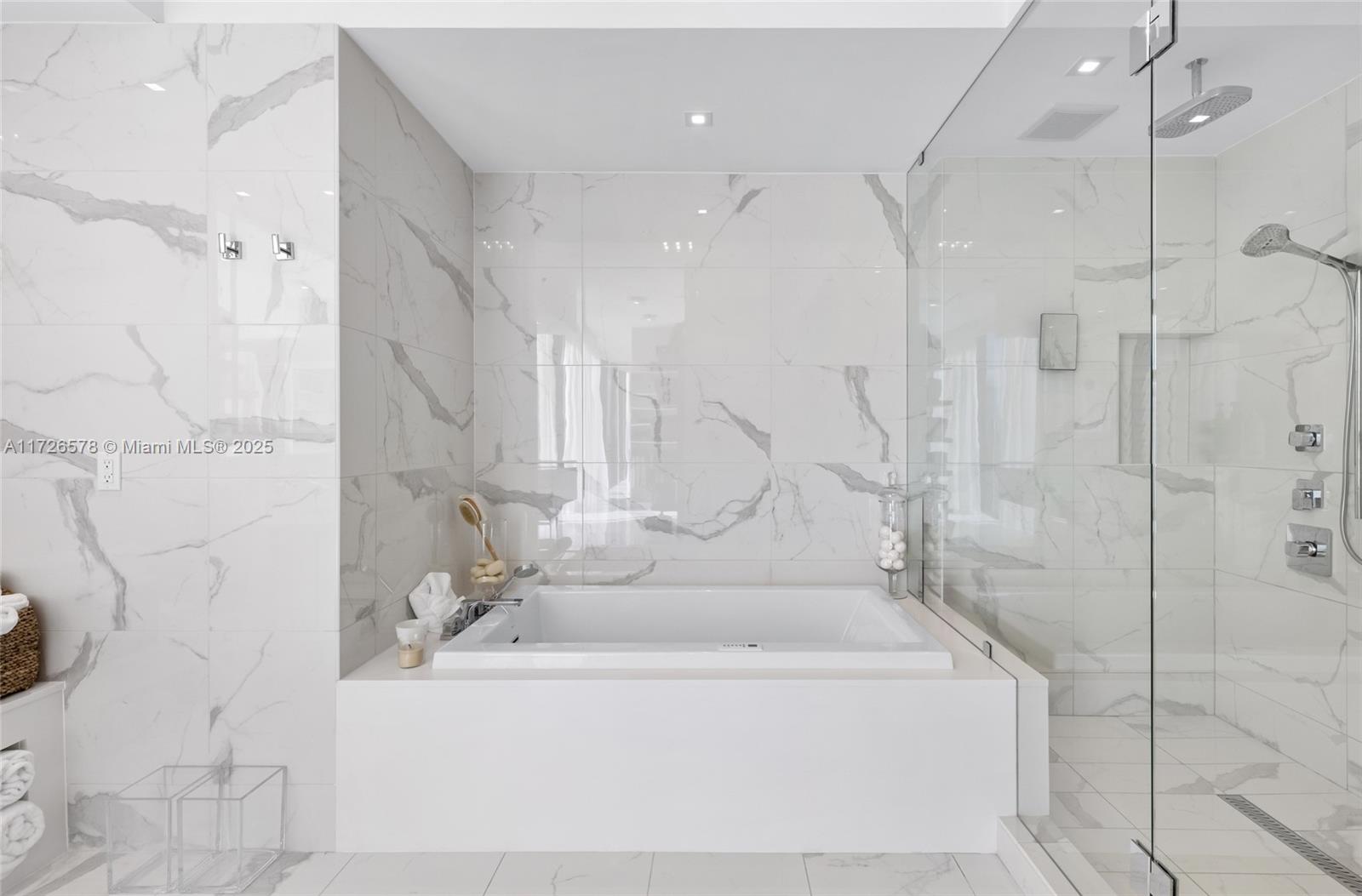 PRIVE CONDO - Residential