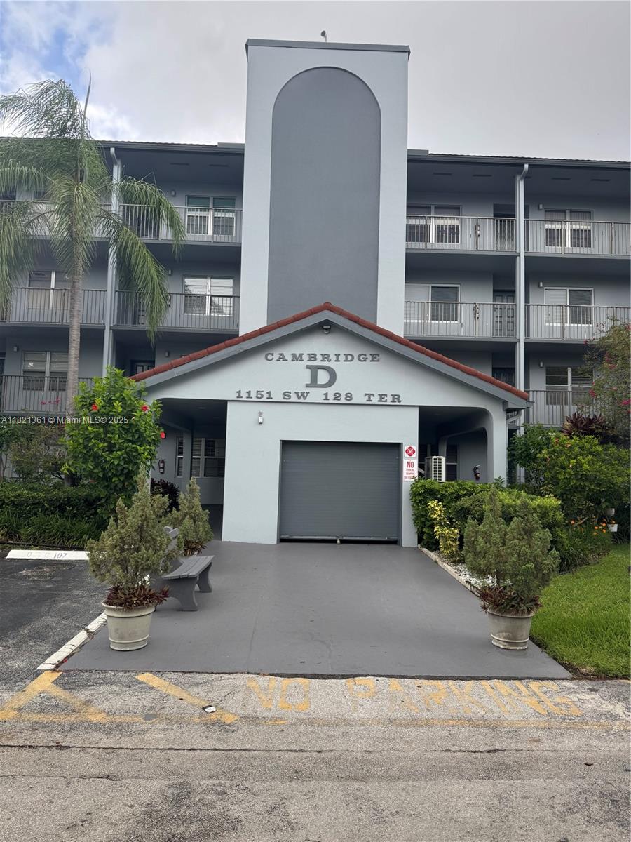 Property for Sale at 1151 Sw 128th Ter 406D, Pembroke Pines, Miami-Dade County, Florida - Bedrooms: 2 
Bathrooms: 2  - $140,000