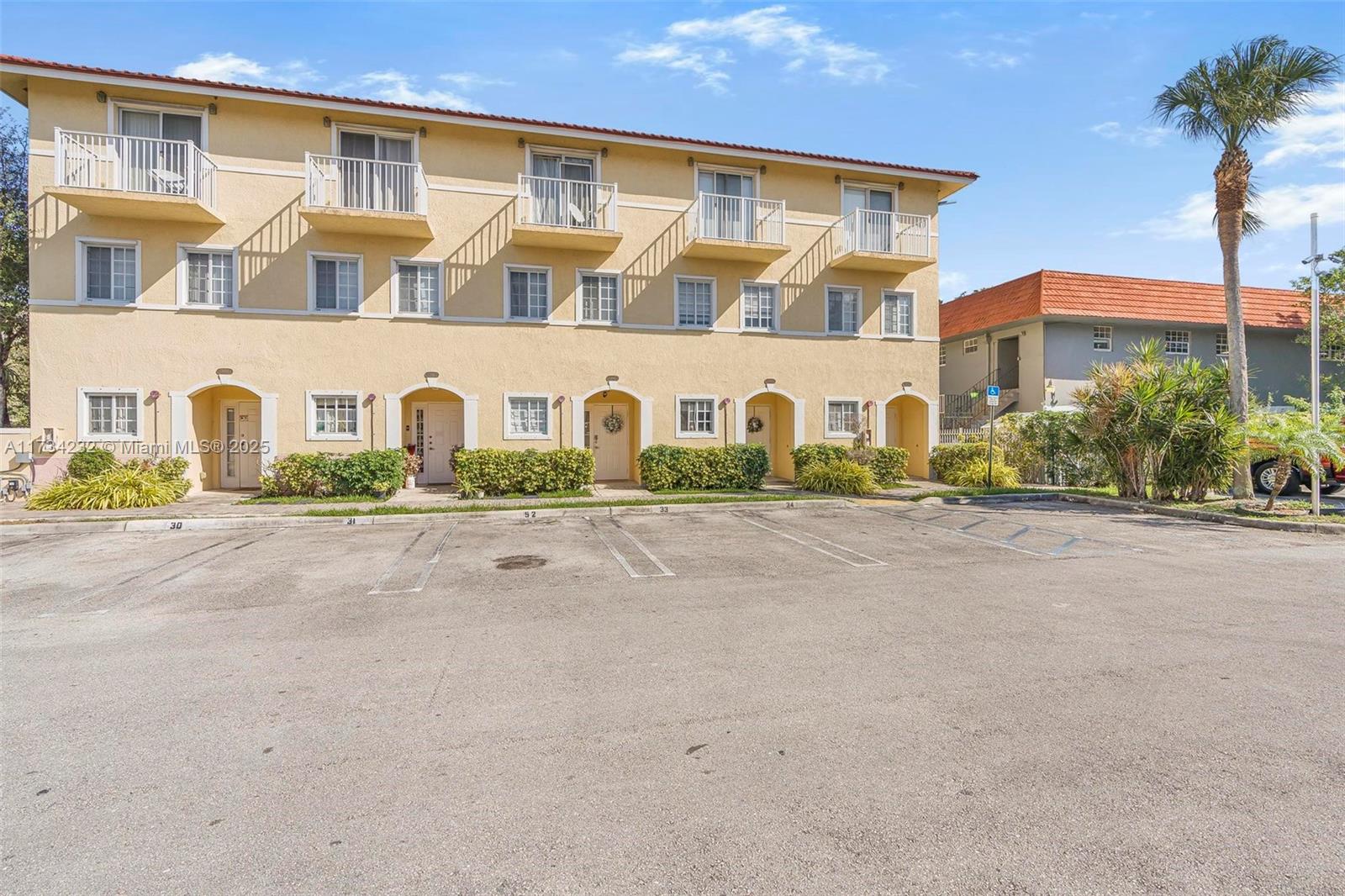 AQUA VISTA TOWNHOMES COND - Residential