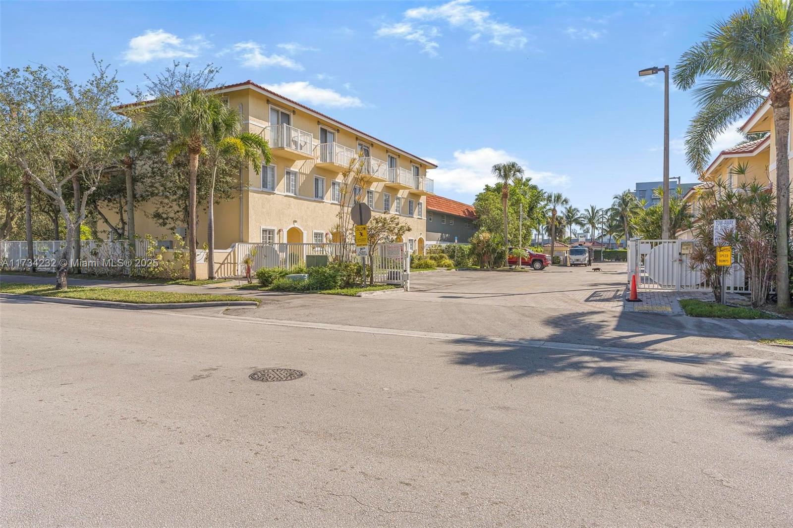 AQUA VISTA TOWNHOMES COND - Residential