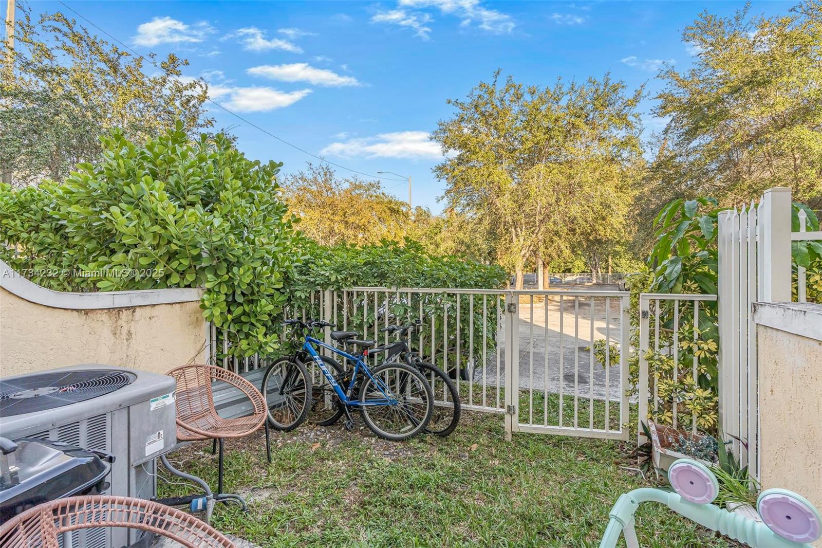 AQUA VISTA TOWNHOMES COND - Residential