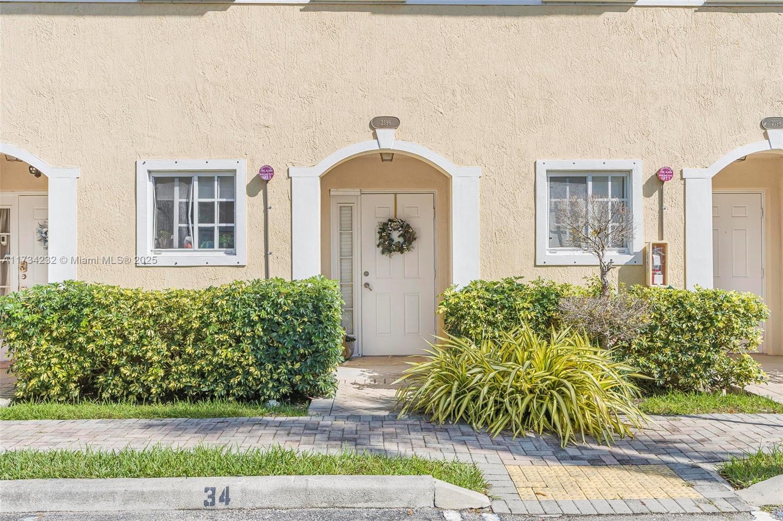 AQUA VISTA TOWNHOMES COND - Residential