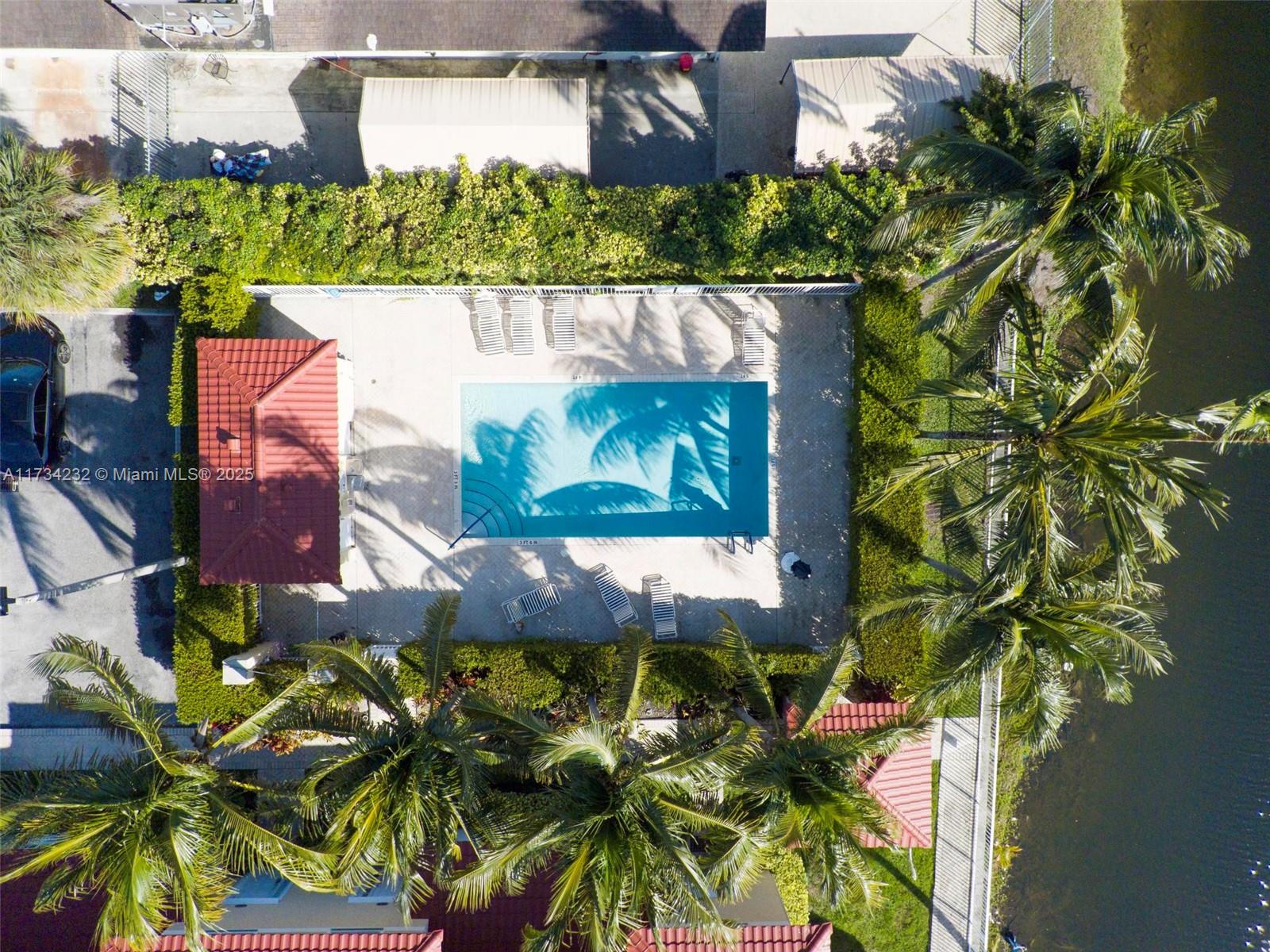 AQUA VISTA TOWNHOMES COND - Residential