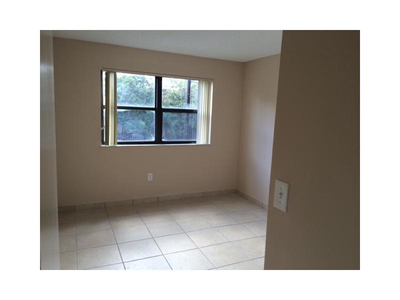 THE COURTS AT KENDALL CON - Residential Lease