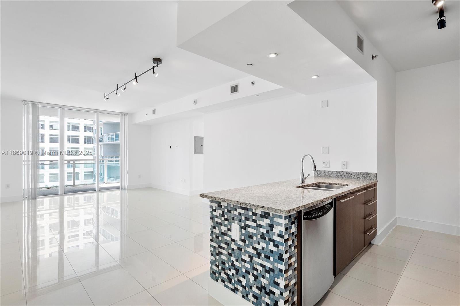 Beautiful and Modern 1BD/1BA in the heart of Brickell! Incredible location, walkability score+! Freshly painted, super clean and everything in perfect working order. Kitchen has stainless appliances and granite countertops, washer-dryer, nice floors and great closet space. Resort style amenities, 2 pools, gym, 24/7 attended lobby and on-site security. Quick walk to Brickell City Centre, grocery, restaurants, free public transportation. Great opportunity to live in the heart of it all.