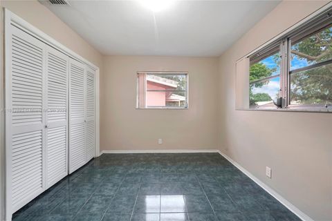 Single Family Residence in Hollywood FL 5009 Tyler St St 19.jpg