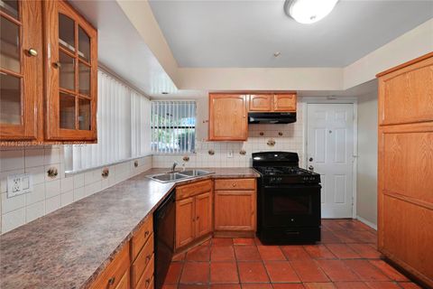 Single Family Residence in Hollywood FL 5009 Tyler St St 11.jpg