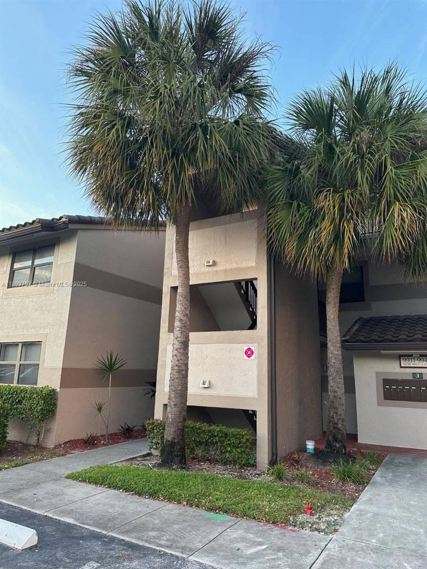 Excellent 2 Bedrooms / 2 BathRooms Unit. Easy Acces to Shopping, School, Transportation and More. Nice 2 Bedroom / 2 Bathroom unit with Beautiful Lake View, Laminates Floor, Nice Kitchen, Washer and Dryer Inside Unit. Excellent Community with Pool, Tennis Court with Great Location near Sawgrass Mall, Restaurants, BB&T Arena and Major Highway. Easy To Show. Click Show Assist! Tenant on the property.