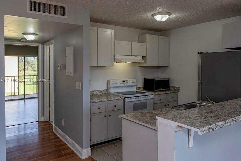 MEADOWS ON THE GREEN COND - Residential