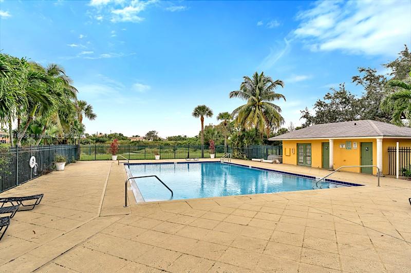 MEADOWS ON THE GREEN COND - Residential