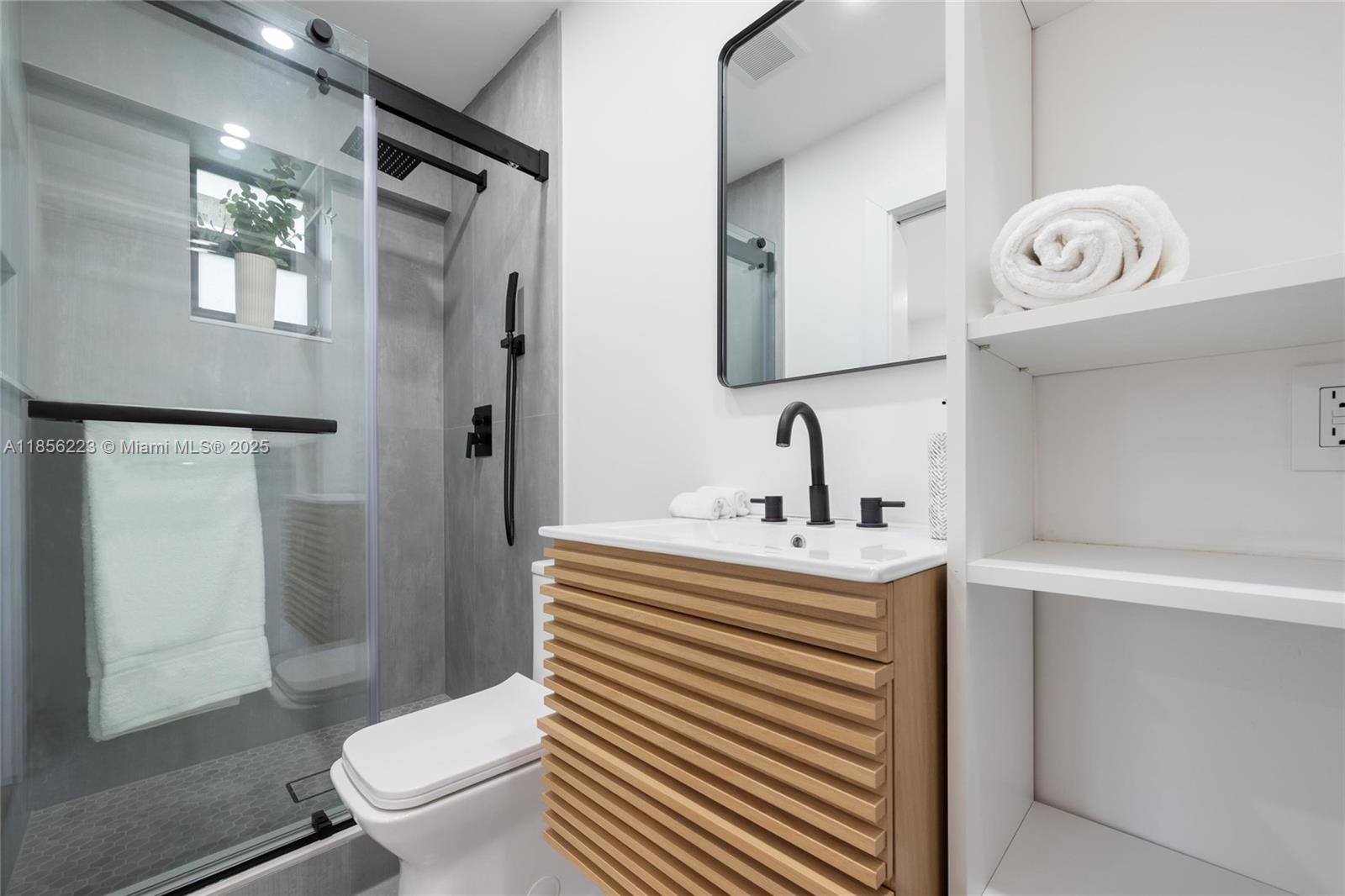 HOLLYWOOD PLACE - Residential