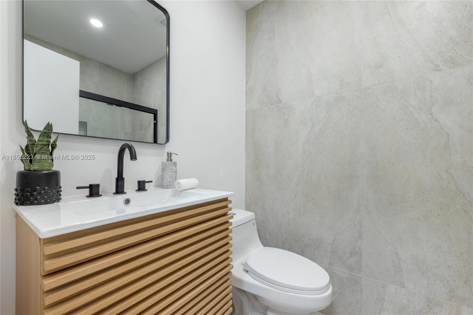 HOLLYWOOD PLACE - Residential