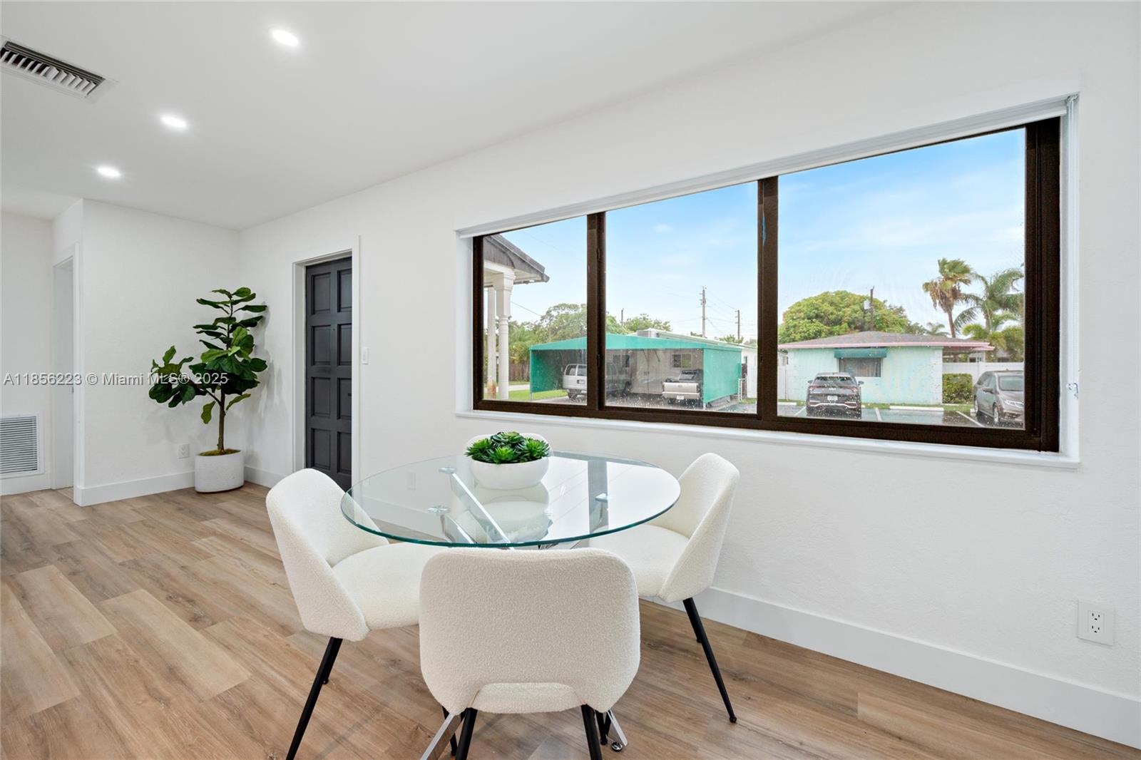 HOLLYWOOD PLACE - Residential