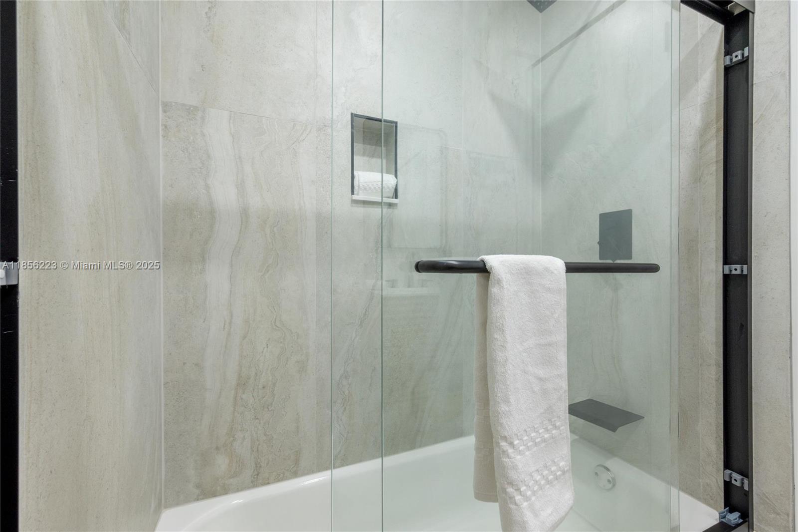 HOLLYWOOD PLACE - Residential