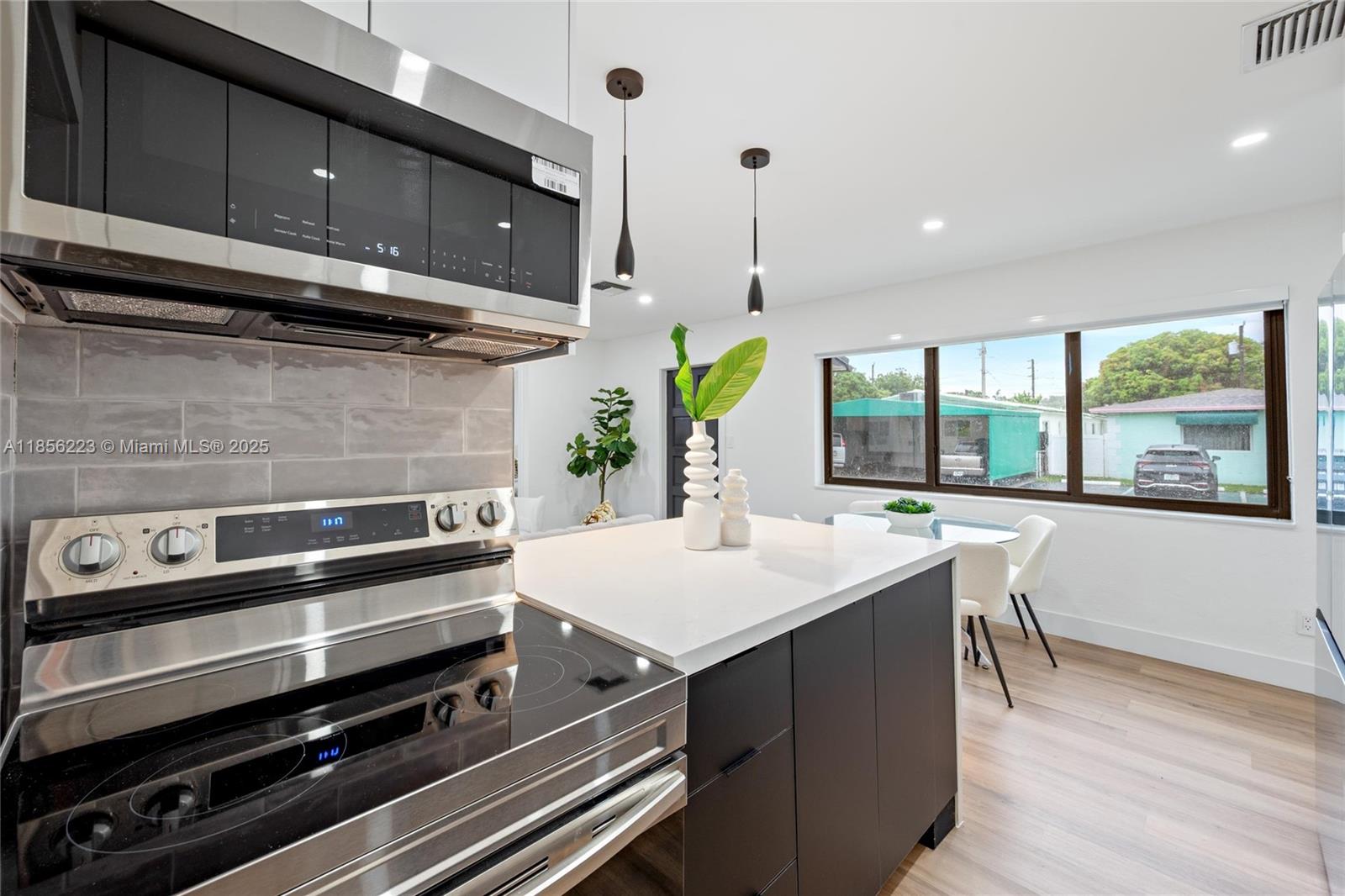 HOLLYWOOD PLACE - Residential