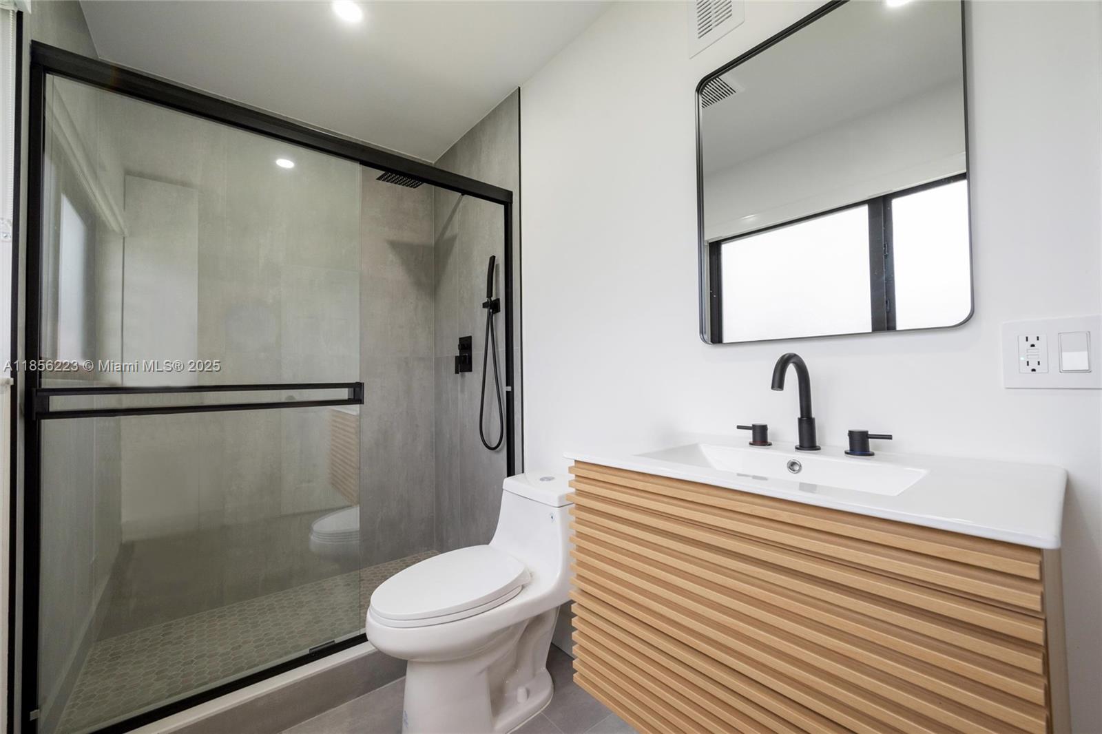 HOLLYWOOD PLACE - Residential