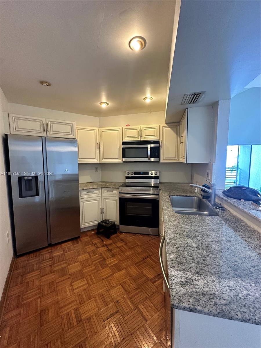 SOLEIL AT FONTAINEBLEAU C - Residential Lease