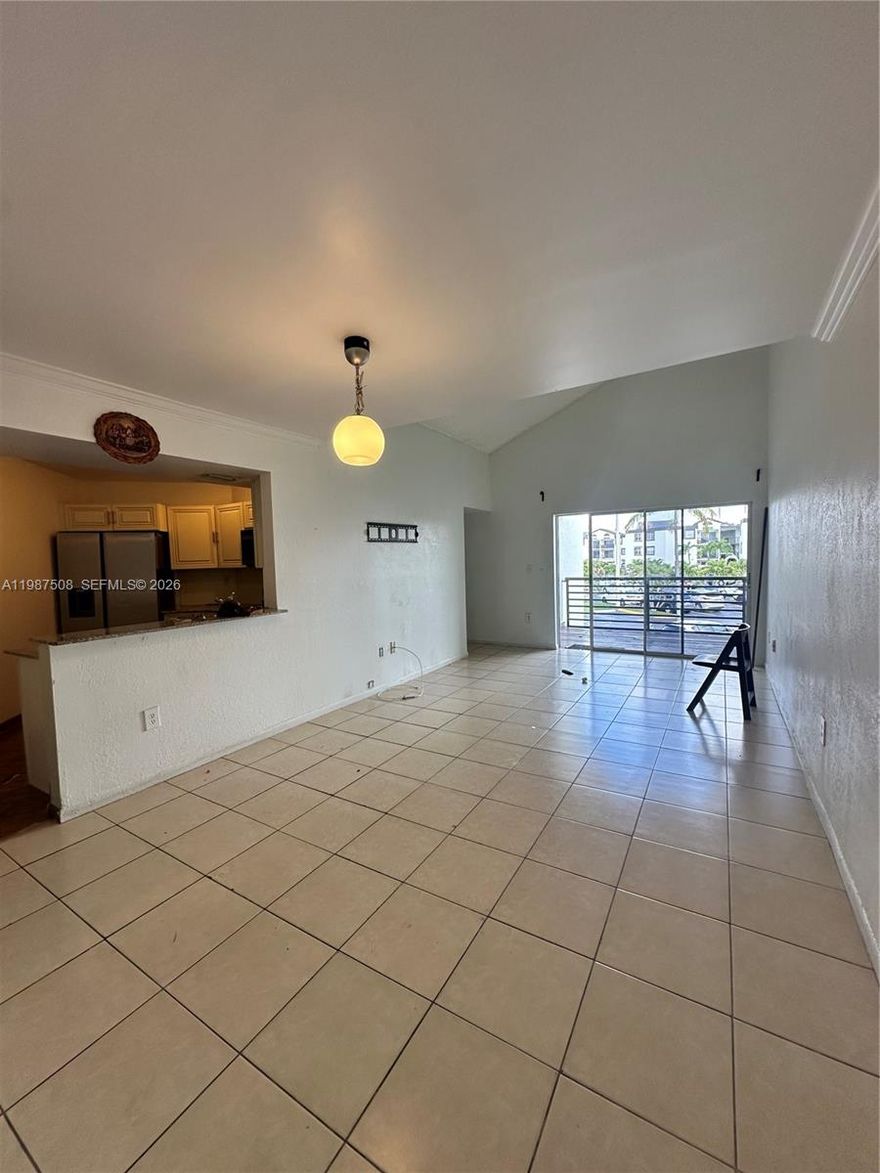 2 bedroom/ 2 bathroom available with updated kitchen, bathrooms and washer/ dryer in unit. Great location, close to expressway, restaurants and airport. Vacant, easy to show, please use showing time or contact listing agent.