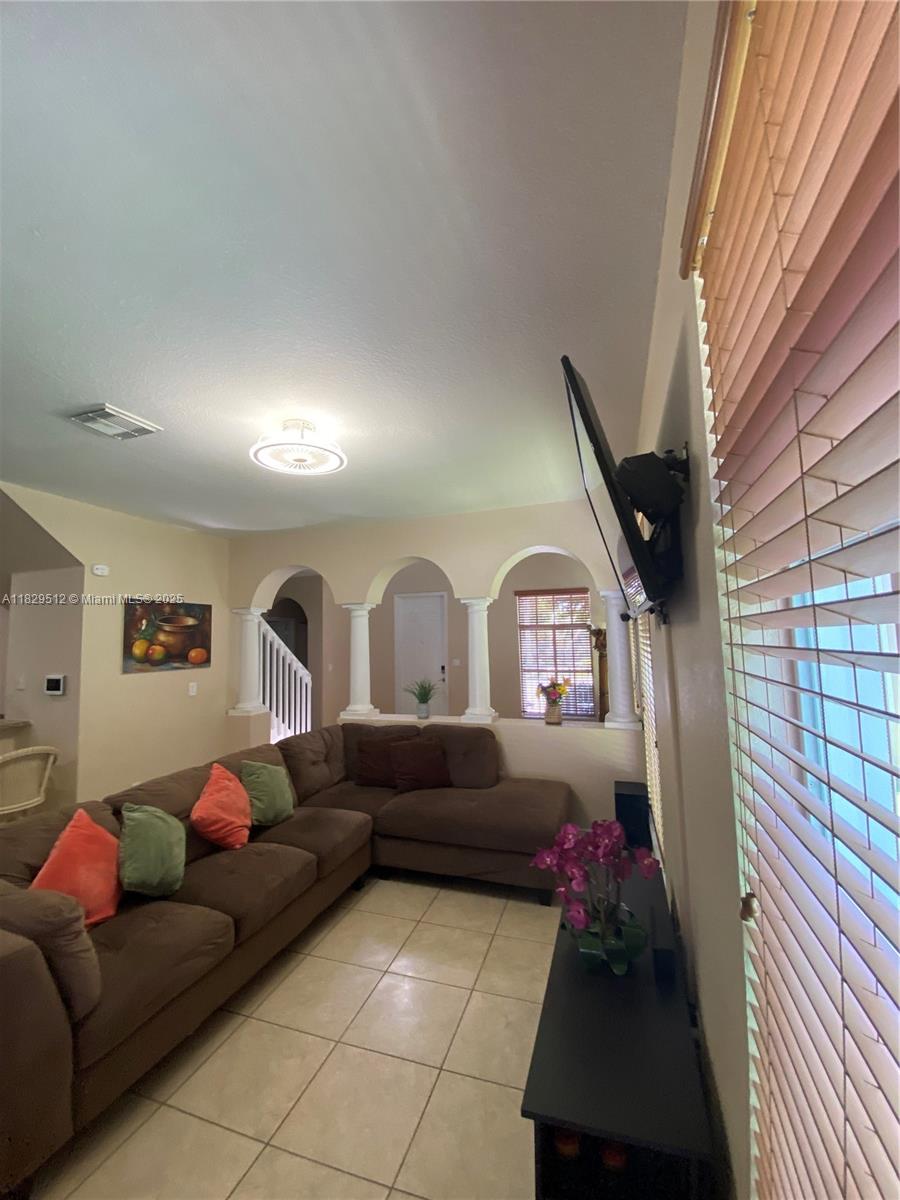 MANDARIN LAKES - Residential