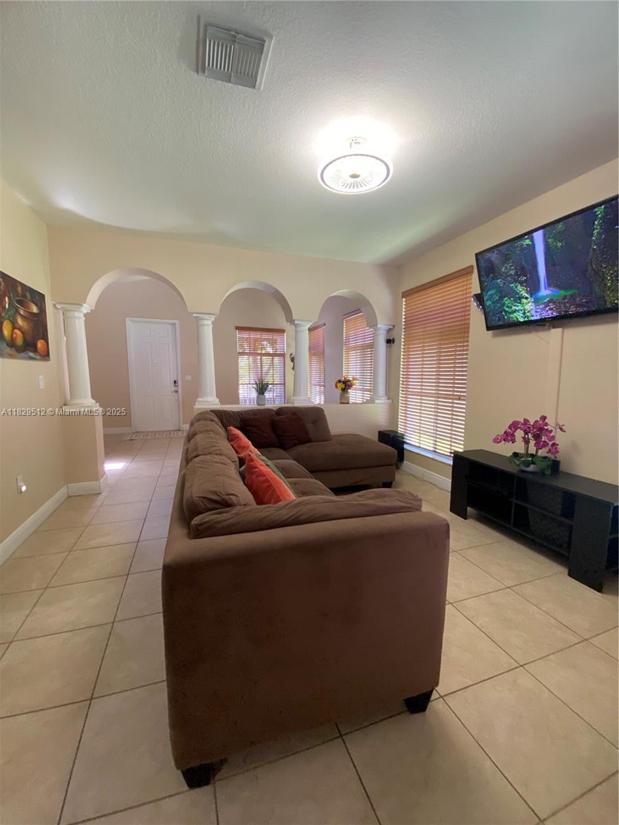 MANDARIN LAKES - Residential