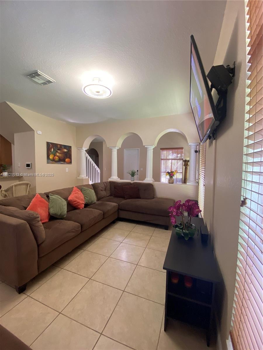 MANDARIN LAKES - Residential