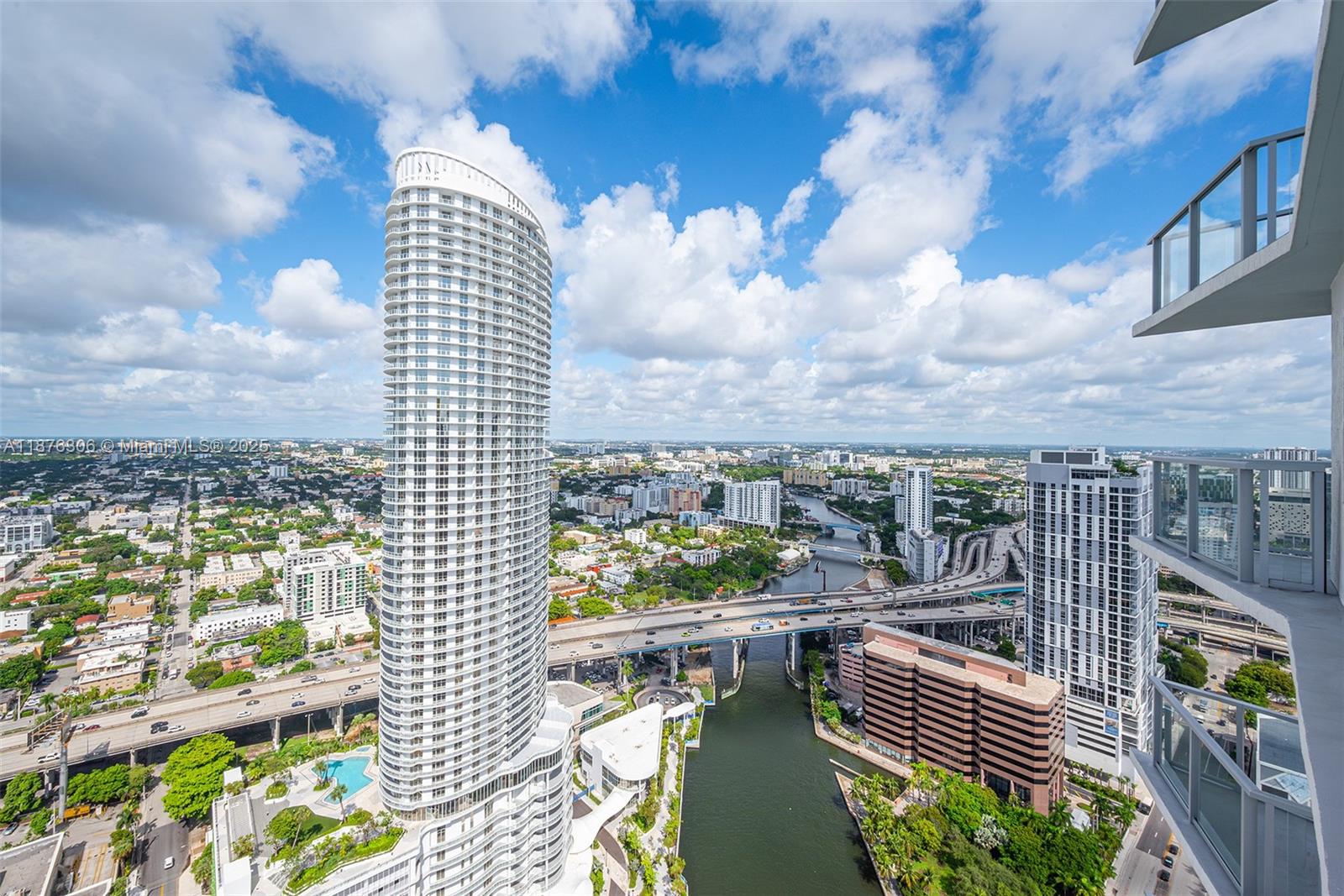 LATITUDE ON THE RIVER CON - Residential