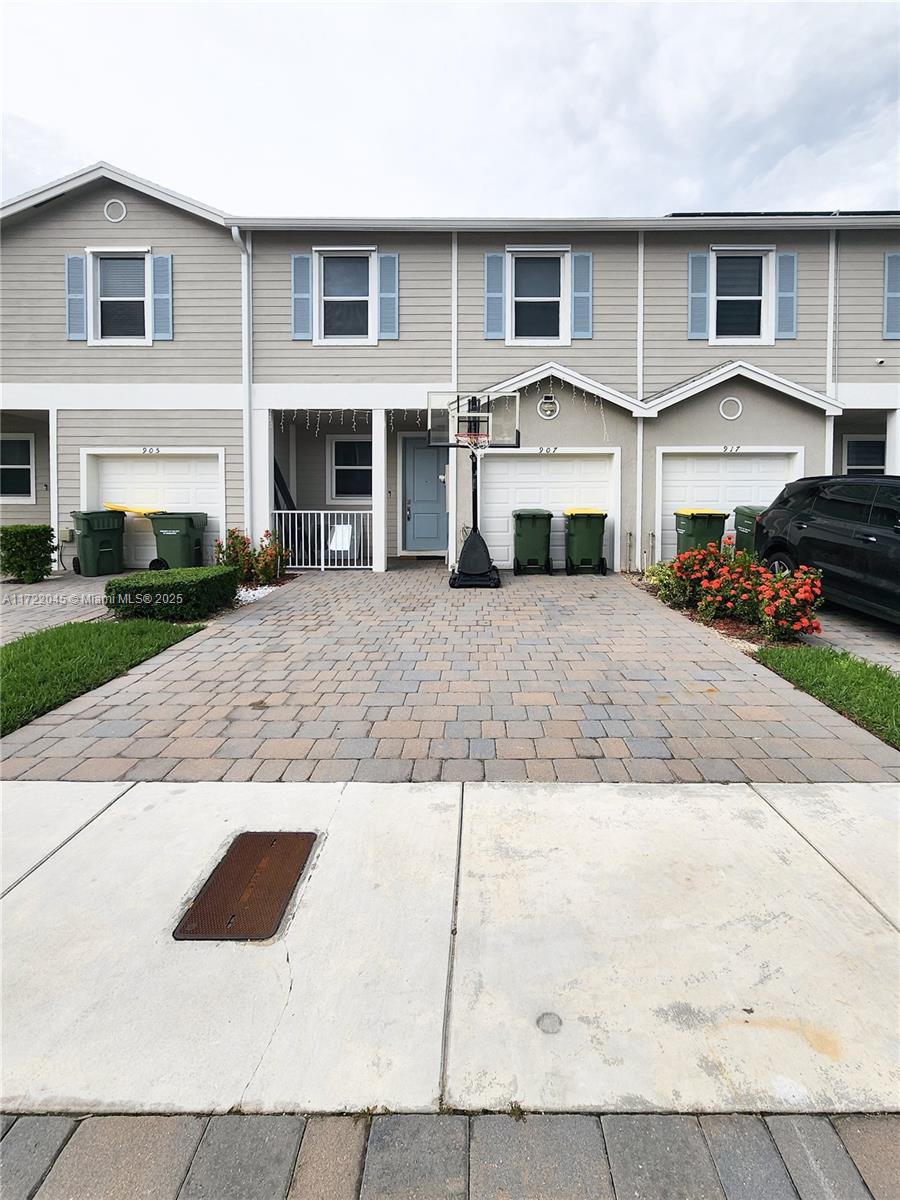 Property for Sale at 907 Se 17th Ct, Homestead, Miami-Dade County, Florida - Bedrooms: 3 
Bathrooms: 3  - $395,000