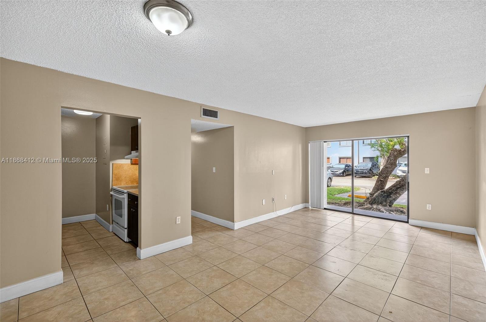 Great 2/2 corner unit in the heart of Kendall. Spacious condo in a nice community which includes: assigned parking, community pool and laundry. Convenient location close to shopping and access to transportation/highways for easy commuting. Best price for a two bedroom!