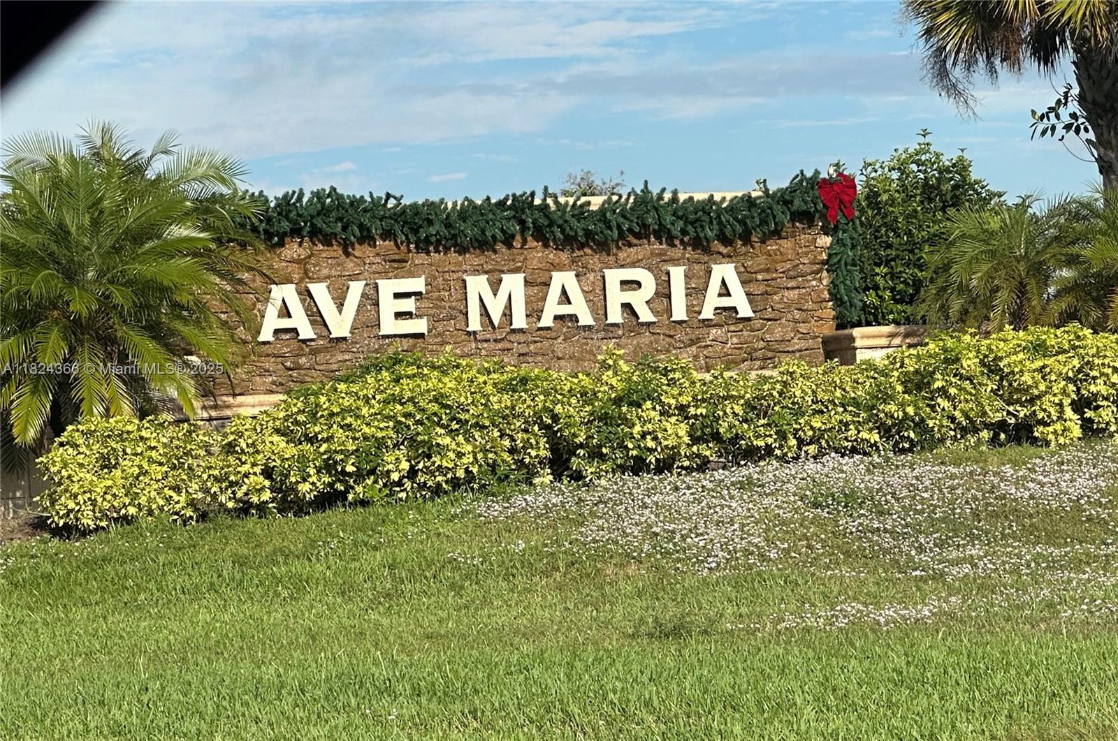 Beautiful single home in Silverwood... 2 Bed+Studio, 2 Badthroom, tile floors in wet areas , carpet at rooms, 1 car garage with 2 car driveway , window impact. Club house , Olympic sized pool.