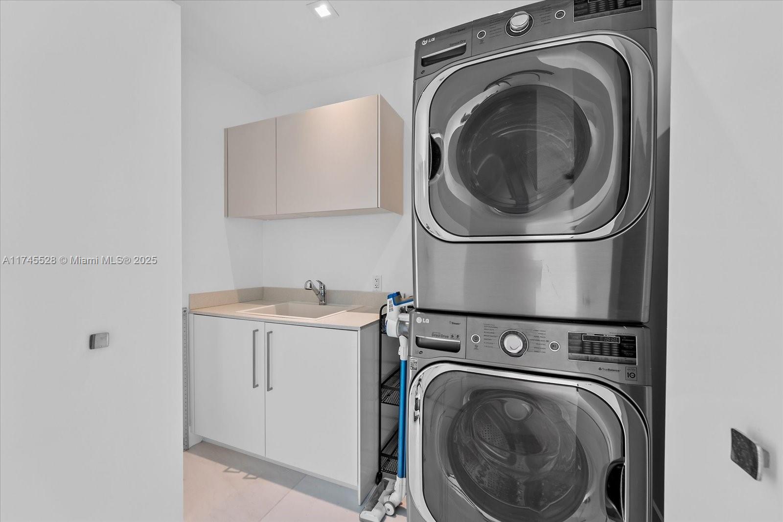 JADE SIGNATURE CONDO - Residential