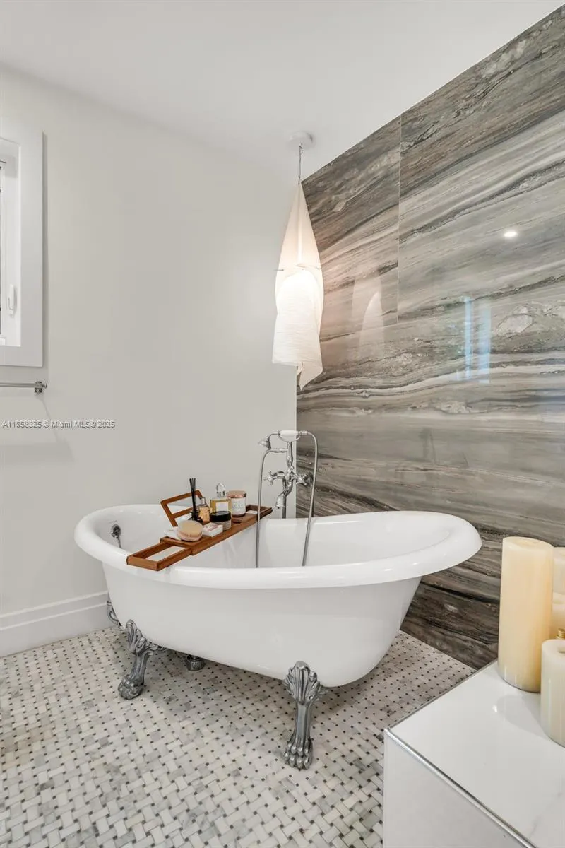 Key Biscayne, Florida 33149, United States, 6 Bedrooms Bedrooms, ,6 BathroomsBathrooms,Residential,Active,190638