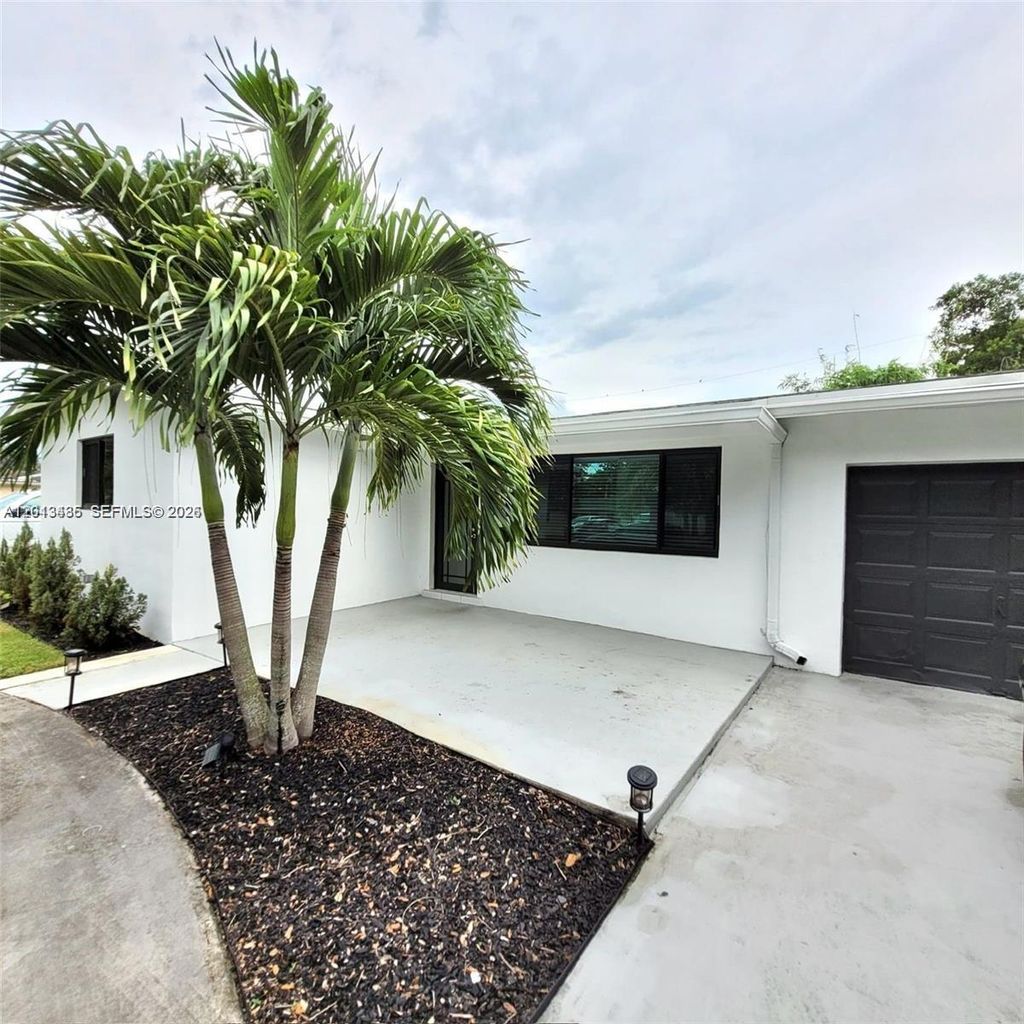 Photo of 6730 Charleston St, Hollywood, FL 33024 (MLS # A12013435)