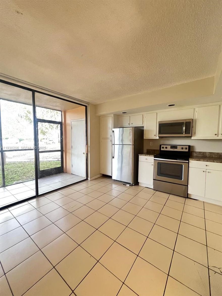 Unique opportunity! First-floor corner unit with excellent space and abundant natural light, located in the heart of Kendall. Don’t miss this one!