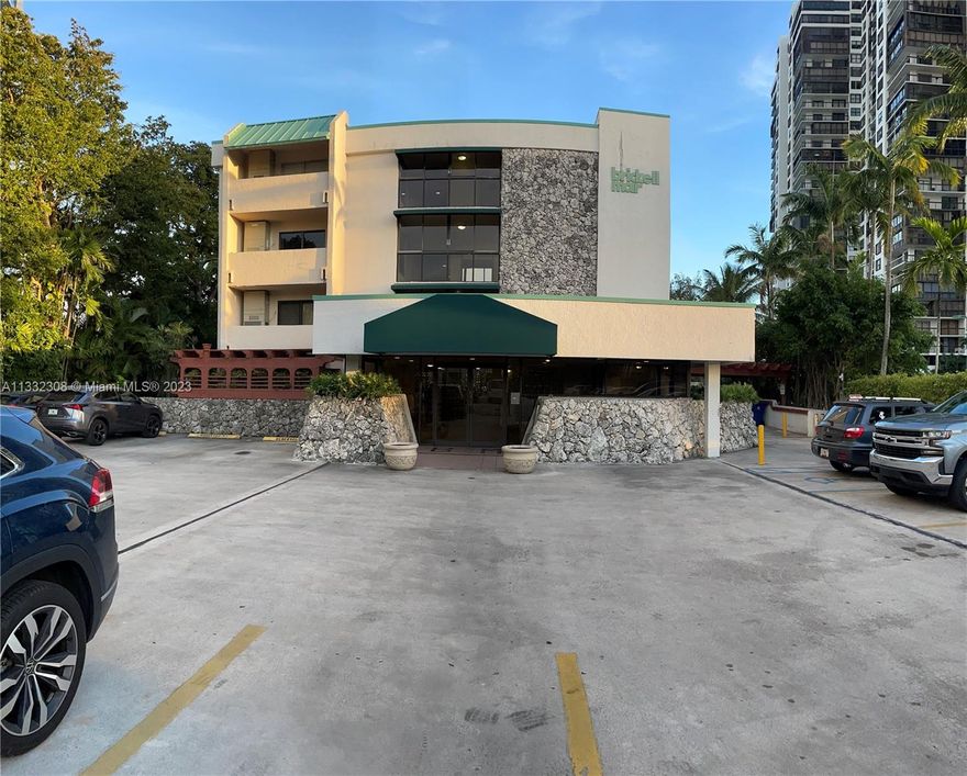 BEAUTIFUL 1 BEDROOM 1 BATH, BALCONY WITH PARTIAL VIEWS OF BAY/TENNIS COURT. GATED BLDG. W/24 HR SECURITY, TIKI BAR, BBQ AREA, SUNDECK, BIKE STORAGE, ASSIGNED PARKING, POOL ON THE BAY WITH VIEWS OF KEY BISCAYNE & FISHER ISLAND.