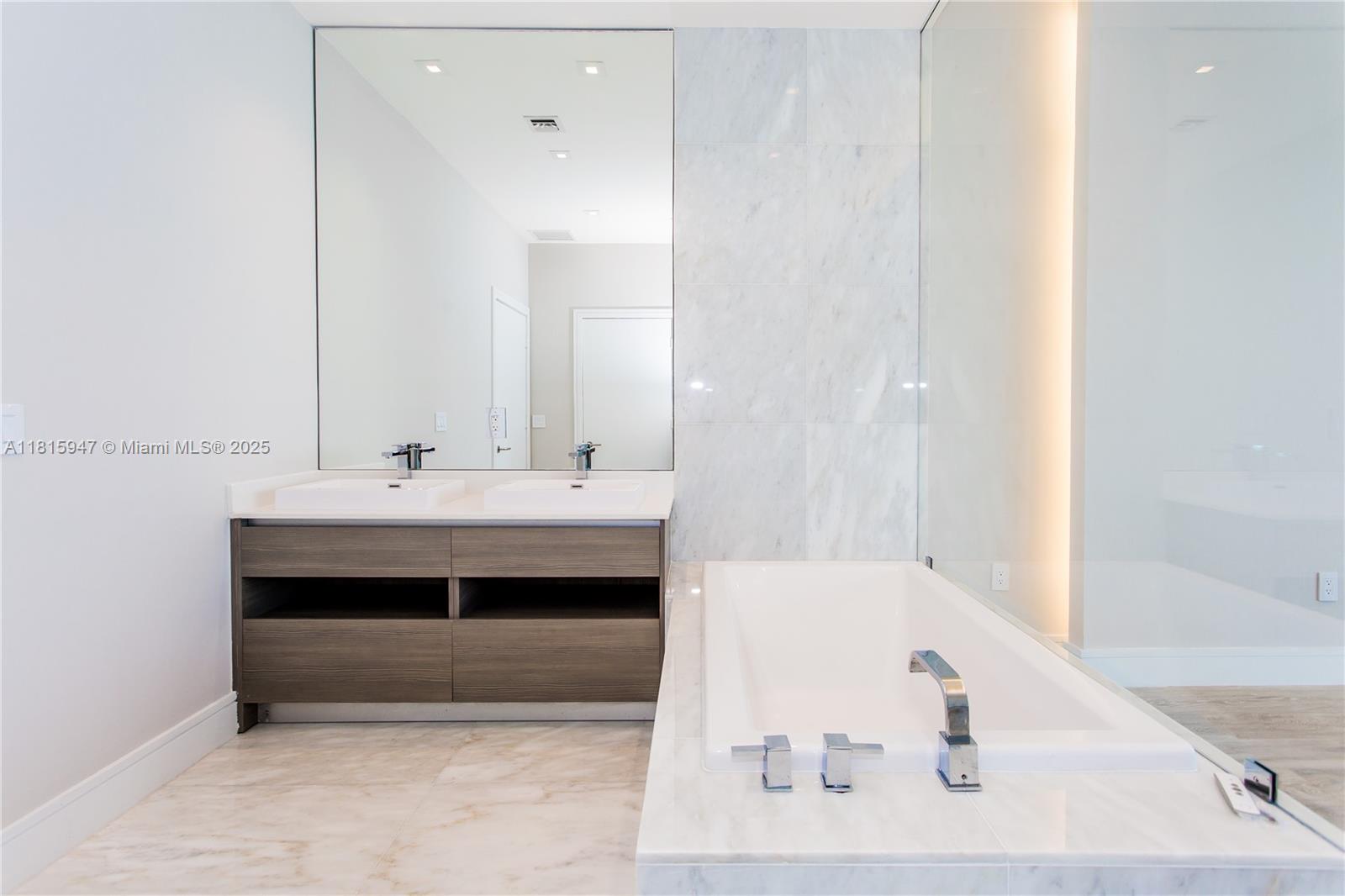 ICON BAY CONDO - Residential Lease