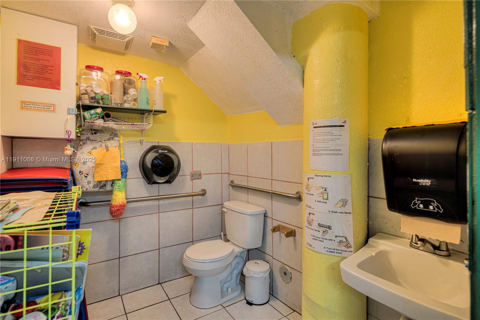 Main image without alt text