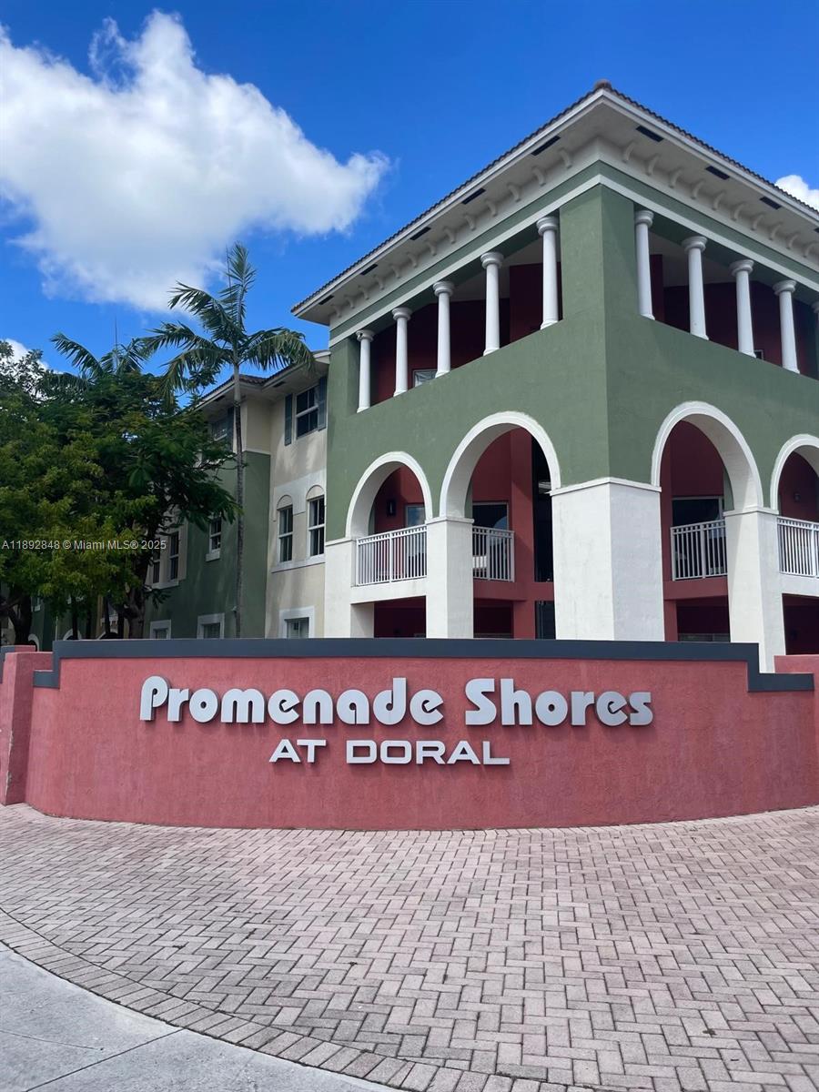 BEAUTIFUL!! 3 bed/2.5 baths, two-story unit. Kitchen with SS Appliances. Ceramic floor! Community Clubhouse with great, amenities: kids playground, pool, gym, tennis court and more. Close to schools, Shopping Center, Restaurants, and Expressway.