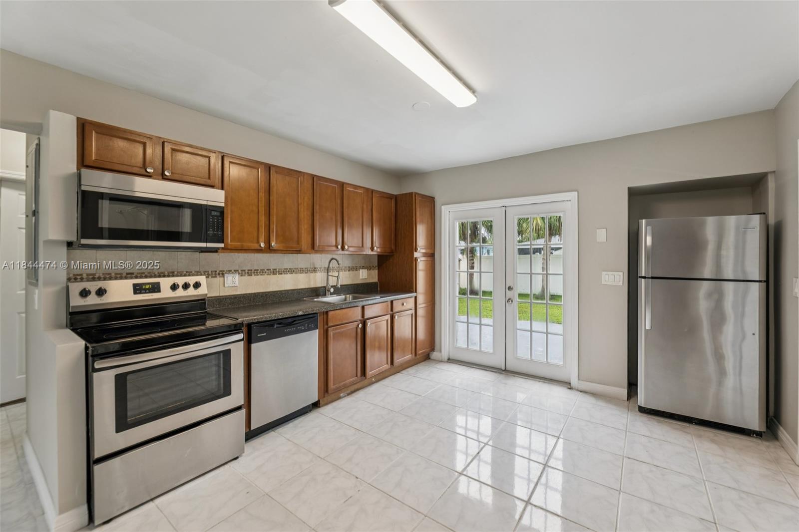 412 SW 4th Ter, Hallandale Beach, FL, 33009/$505,000 3 412 SW 4th Ter