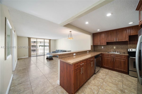 16710 NE 9TH AVE APT 705, MIAMI, FL 33162 - Image 9fc0a325e2ba3ca05fdb44ea96e67961/2049335896