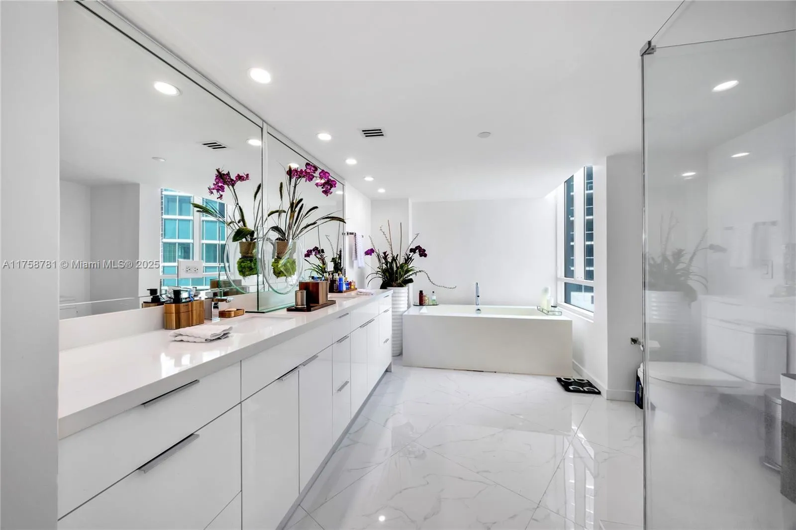 Miami, Florida 33129, United States, 3 Bedrooms Bedrooms, ,3 BathroomsBathrooms,Residential,Active,87123