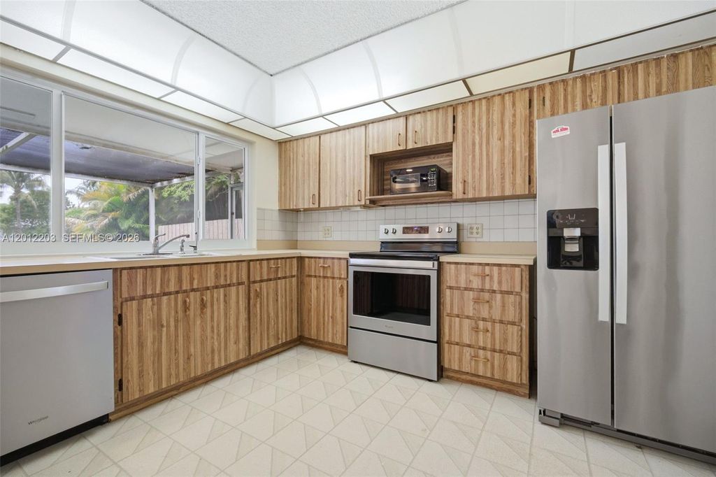 Photo of 920 NW 92nd Ave, Pembroke Pines, FL 33024 (MLS # A12012203)