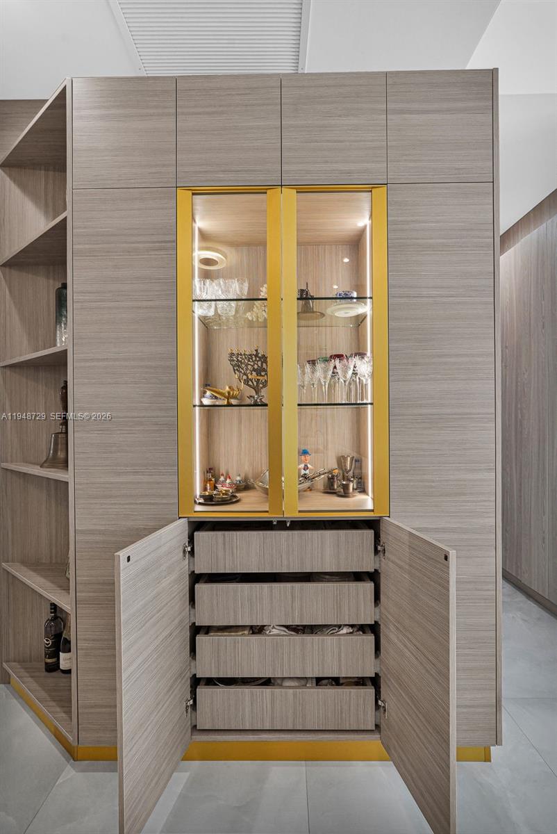 TRUMP TOWER ONE - Residential