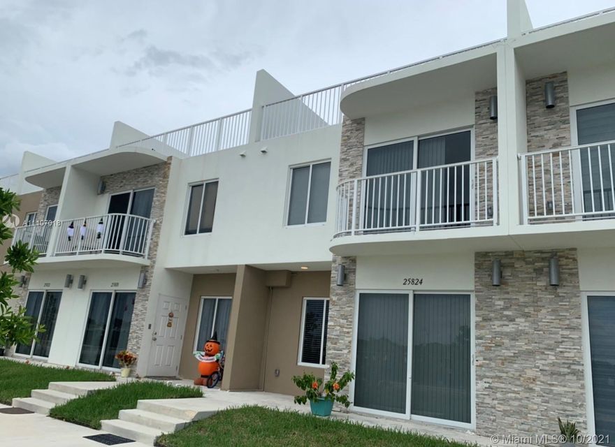 New Construction, Do not miss this opportunity. 4 bedroom and 3 1/2 bathroom. One Master room in the 1st floor. Stainless Steel appliances and Quartz counter tops. Washer and Dryer. Porcelain and Vinyl Floor and Amazing Roof Top Terrace. Must see!!!