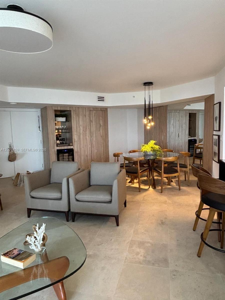 6301 Collins Ave 908